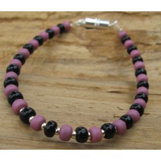 Armband mit violetten, silbernen und schwarzen Perlen